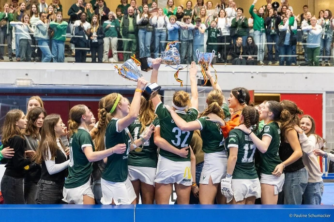 Joueuses portant un trophée